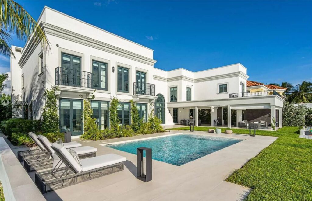 The House in Key Biscayne is a luxurious waterfront estate with spectacular daily sunset views and exquisite decoration now available for sale. This home located at 610 S Mashta Dr, Key Biscayne, Florida; offering 7 bedrooms and 7 bathrooms with over 6,400 square feet of living spaces.