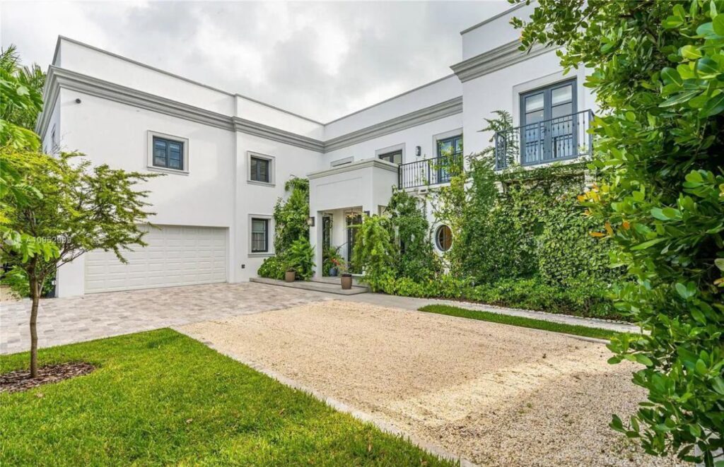 The House in Key Biscayne is a luxurious waterfront estate with spectacular daily sunset views and exquisite decoration now available for sale. This home located at 610 S Mashta Dr, Key Biscayne, Florida; offering 7 bedrooms and 7 bathrooms with over 6,400 square feet of living spaces.