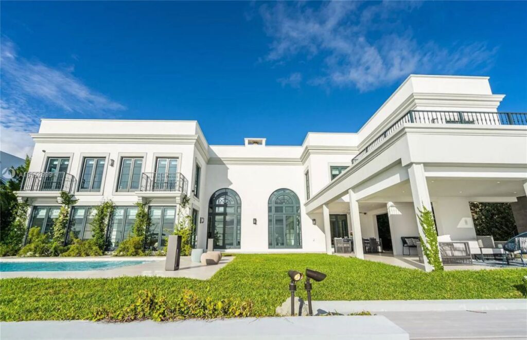 The House in Key Biscayne is a luxurious waterfront estate with spectacular daily sunset views and exquisite decoration now available for sale. This home located at 610 S Mashta Dr, Key Biscayne, Florida; offering 7 bedrooms and 7 bathrooms with over 6,400 square feet of living spaces.