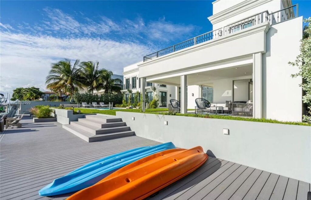 The House in Key Biscayne is a luxurious waterfront estate with spectacular daily sunset views and exquisite decoration now available for sale. This home located at 610 S Mashta Dr, Key Biscayne, Florida; offering 7 bedrooms and 7 bathrooms with over 6,400 square feet of living spaces.
