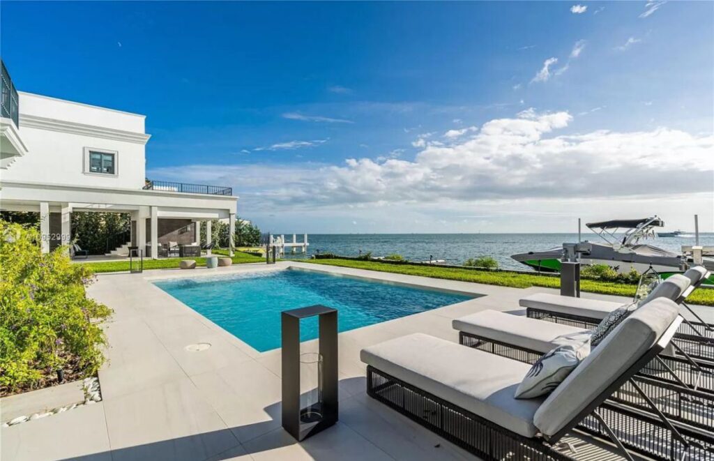 The House in Key Biscayne is a luxurious waterfront estate with spectacular daily sunset views and exquisite decoration now available for sale. This home located at 610 S Mashta Dr, Key Biscayne, Florida; offering 7 bedrooms and 7 bathrooms with over 6,400 square feet of living spaces.