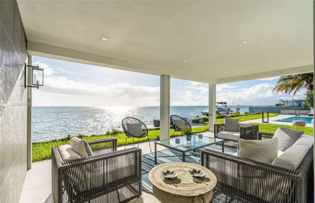 The House in Key Biscayne is a luxurious waterfront estate with spectacular daily sunset views and exquisite decoration now available for sale. This home located at 610 S Mashta Dr, Key Biscayne, Florida; offering 7 bedrooms and 7 bathrooms with over 6,400 square feet of living spaces.