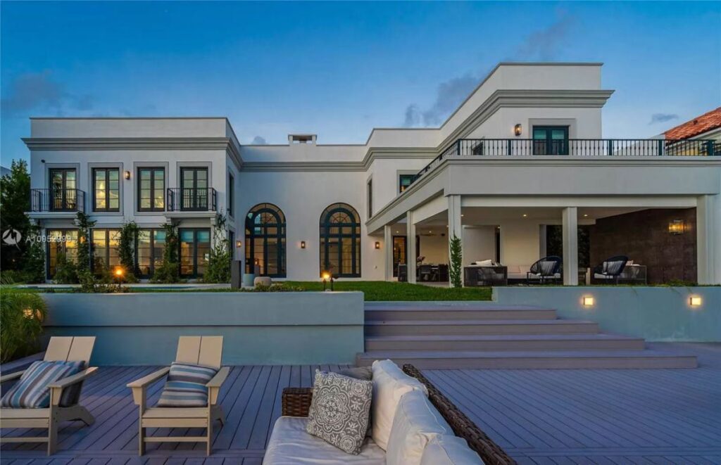 The House in Key Biscayne is a luxurious waterfront estate with spectacular daily sunset views and exquisite decoration now available for sale. This home located at 610 S Mashta Dr, Key Biscayne, Florida; offering 7 bedrooms and 7 bathrooms with over 6,400 square feet of living spaces.
