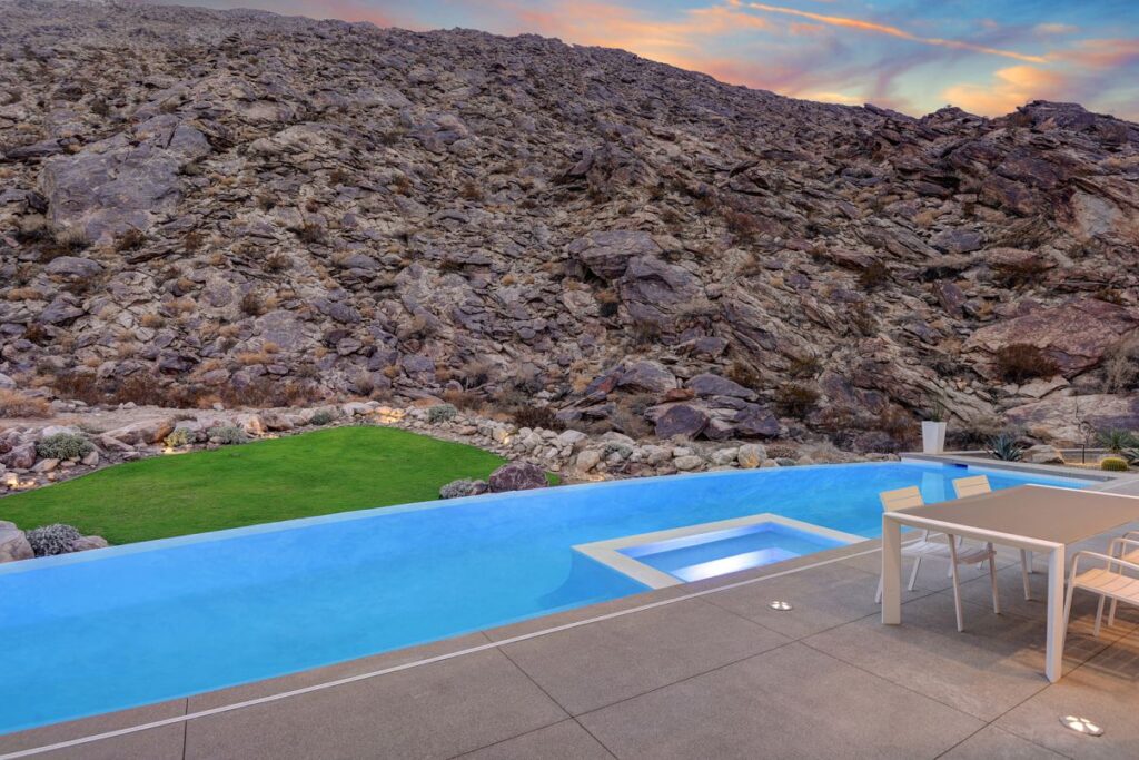 Screen House in Palm Springs, California was designed by Cioffi Architect in Modern style offers incredible mountain living with 4 bedrooms, 5 bathrooms in 3,800 square feet of living spaces. This home located on beautiful lot overlooking the valley floor in the famous Palm Springs Tennis Club; and wonderful outdoor living spaces including patio, pool, garden and more.