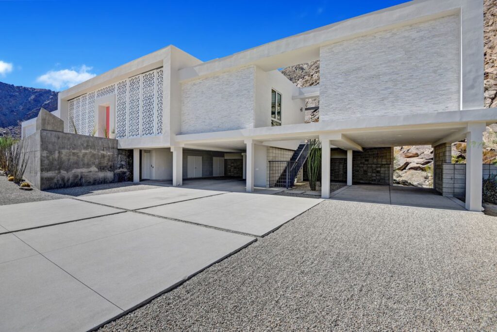 Screen House in Palm Springs, California was designed by Cioffi Architect in Modern style offers incredible mountain living with 4 bedrooms, 5 bathrooms in 3,800 square feet of living spaces. This home located on beautiful lot overlooking the valley floor in the famous Palm Springs Tennis Club; and wonderful outdoor living spaces including patio, pool, garden and more.