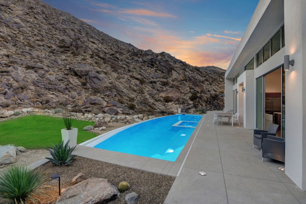 Screen House in Palm Springs, California was designed by Cioffi Architect in Modern style offers incredible mountain living with 4 bedrooms, 5 bathrooms in 3,800 square feet of living spaces. This home located on beautiful lot overlooking the valley floor in the famous Palm Springs Tennis Club; and wonderful outdoor living spaces including patio, pool, garden and more.
