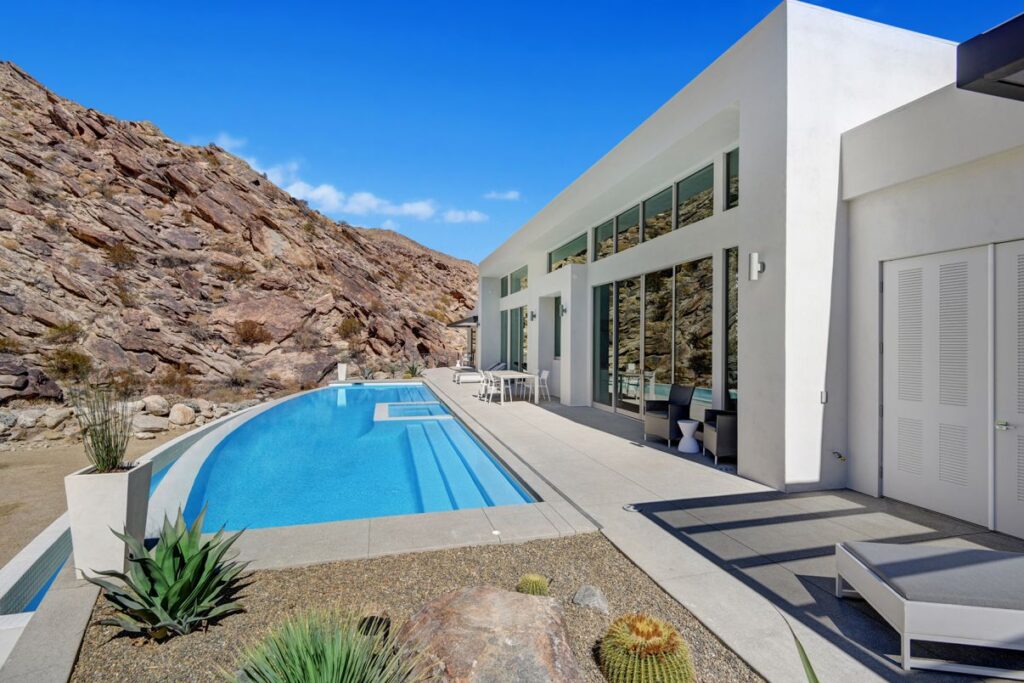 Screen House in Palm Springs, California was designed by Cioffi Architect in Modern style offers incredible mountain living with 4 bedrooms, 5 bathrooms in 3,800 square feet of living spaces. This home located on beautiful lot overlooking the valley floor in the famous Palm Springs Tennis Club; and wonderful outdoor living spaces including patio, pool, garden and more.