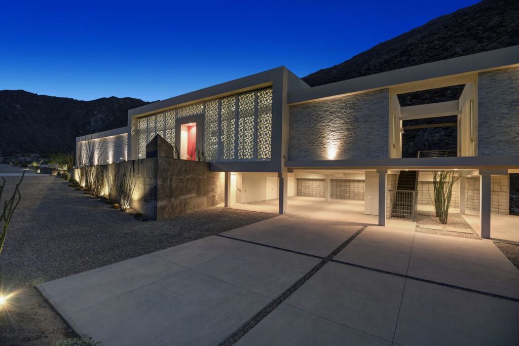 Screen House in Palm Springs, California was designed by Cioffi Architect in Modern style offers incredible mountain living with 4 bedrooms, 5 bathrooms in 3,800 square feet of living spaces. This home located on beautiful lot overlooking the valley floor in the famous Palm Springs Tennis Club; and wonderful outdoor living spaces including patio, pool, garden and more.