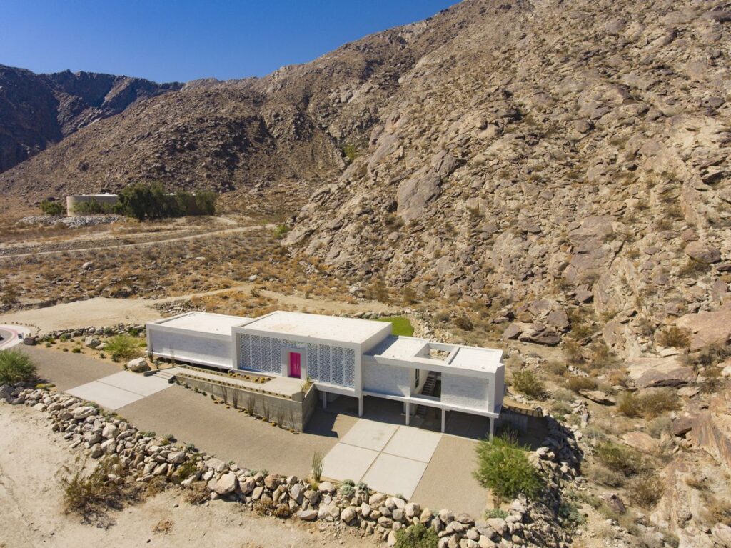 Screen House in Palm Springs, California was designed by Cioffi Architect in Modern style offers incredible mountain living with 4 bedrooms, 5 bathrooms in 3,800 square feet of living spaces. This home located on beautiful lot overlooking the valley floor in the famous Palm Springs Tennis Club; and wonderful outdoor living spaces including patio, pool, garden and more.