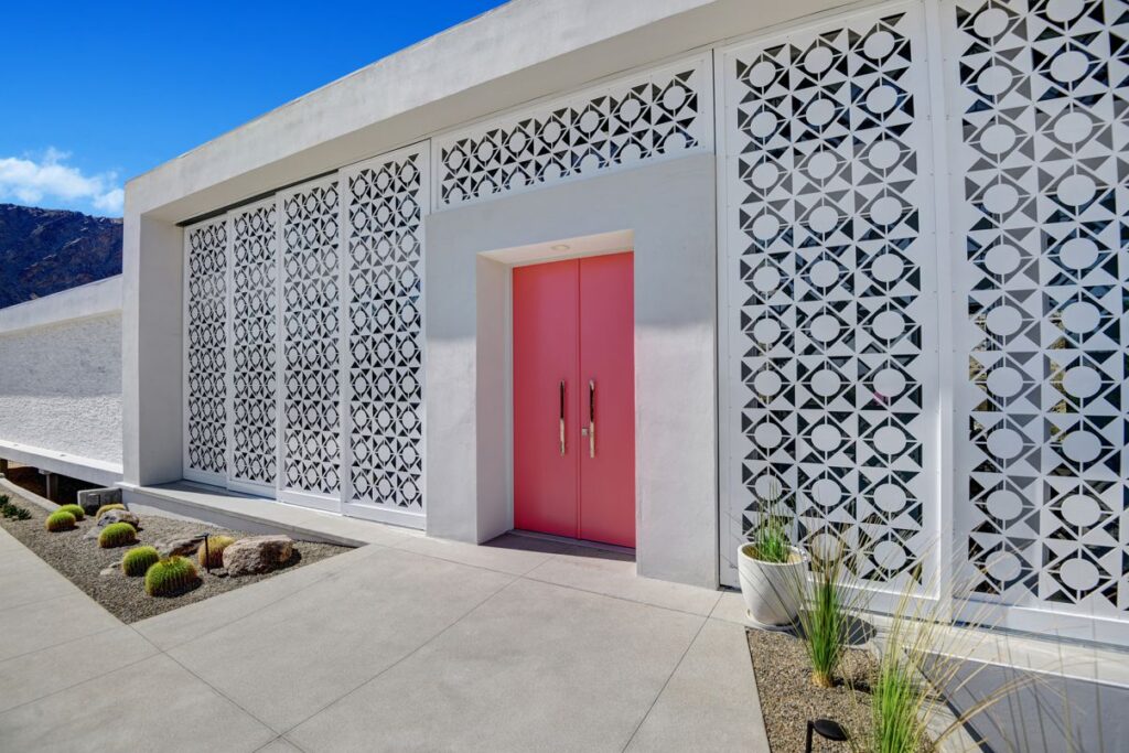 Screen House in Palm Springs, California was designed by Cioffi Architect in Modern style offers incredible mountain living with 4 bedrooms, 5 bathrooms in 3,800 square feet of living spaces. This home located on beautiful lot overlooking the valley floor in the famous Palm Springs Tennis Club; and wonderful outdoor living spaces including patio, pool, garden and more.