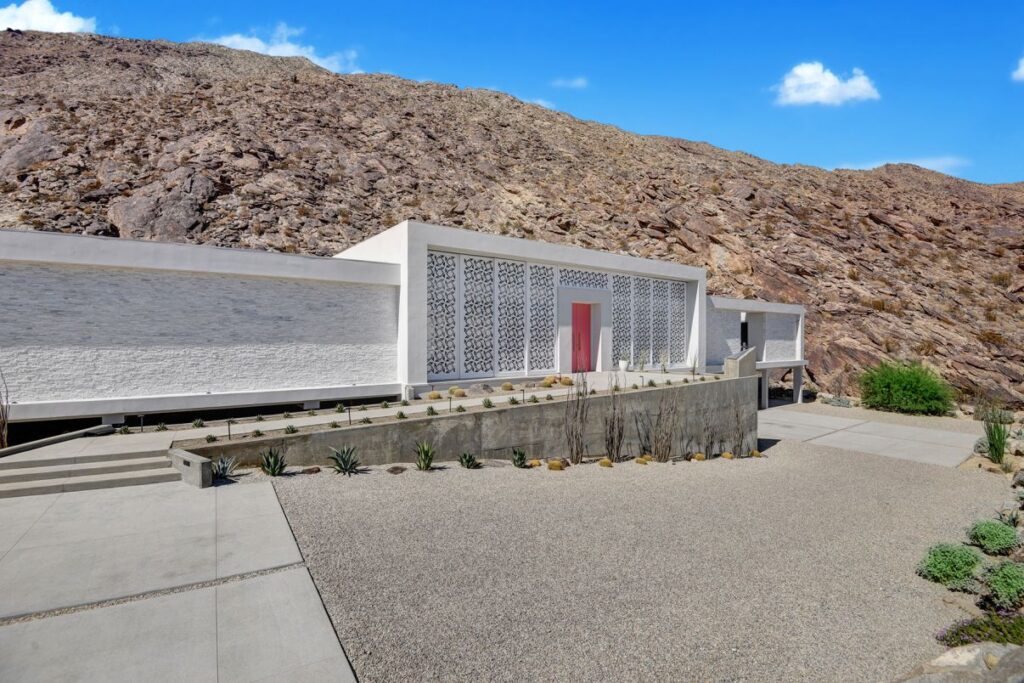 Screen House in Palm Springs, California was designed by Cioffi Architect in Modern style offers incredible mountain living with 4 bedrooms, 5 bathrooms in 3,800 square feet of living spaces. This home located on beautiful lot overlooking the valley floor in the famous Palm Springs Tennis Club; and wonderful outdoor living spaces including patio, pool, garden and more.