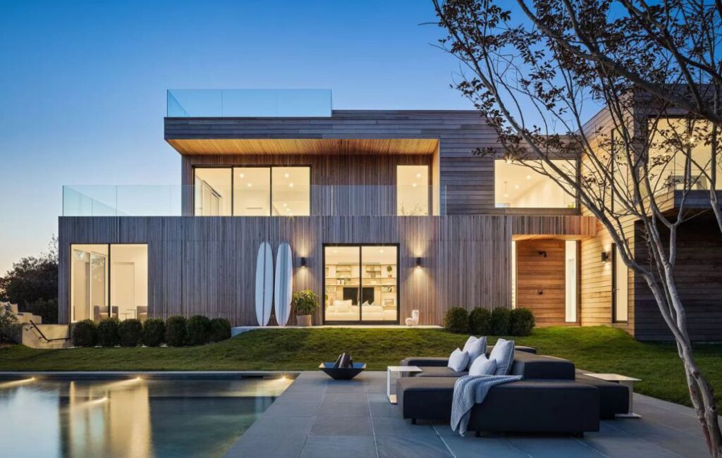 The House in New York is a luxurious new modern designed by renowned West Chin Architects provides every amenity for luxurious living now available for sale. This home located at 31 Startop Dr, Montauk, New York; offering 4 bedrooms and 7 bathrooms with over 5,000 square feet of living spaces.