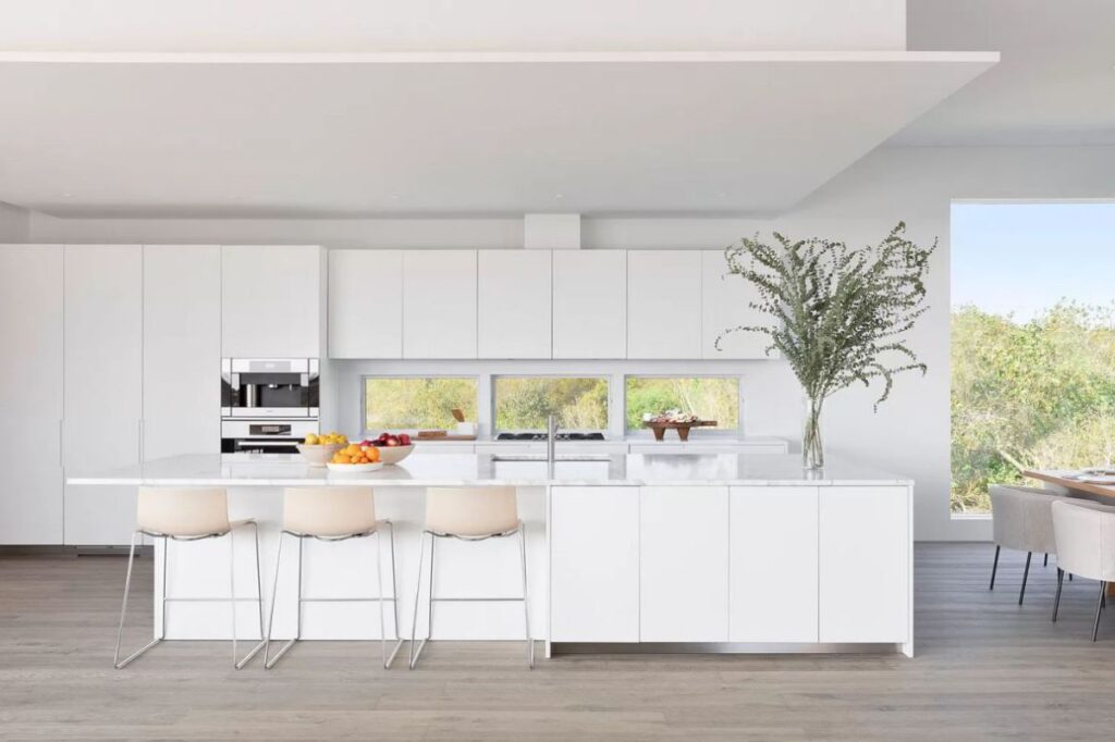 The House in New York is a luxurious new modern designed by renowned West Chin Architects provides every amenity for luxurious living now available for sale. This home located at 31 Startop Dr, Montauk, New York; offering 4 bedrooms and 7 bathrooms with over 5,000 square feet of living spaces.