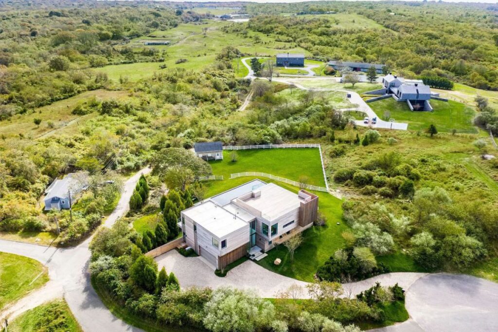 The House in New York is a luxurious new modern designed by renowned West Chin Architects provides every amenity for luxurious living now available for sale. This home located at 31 Startop Dr, Montauk, New York; offering 4 bedrooms and 7 bathrooms with over 5,000 square feet of living spaces.
