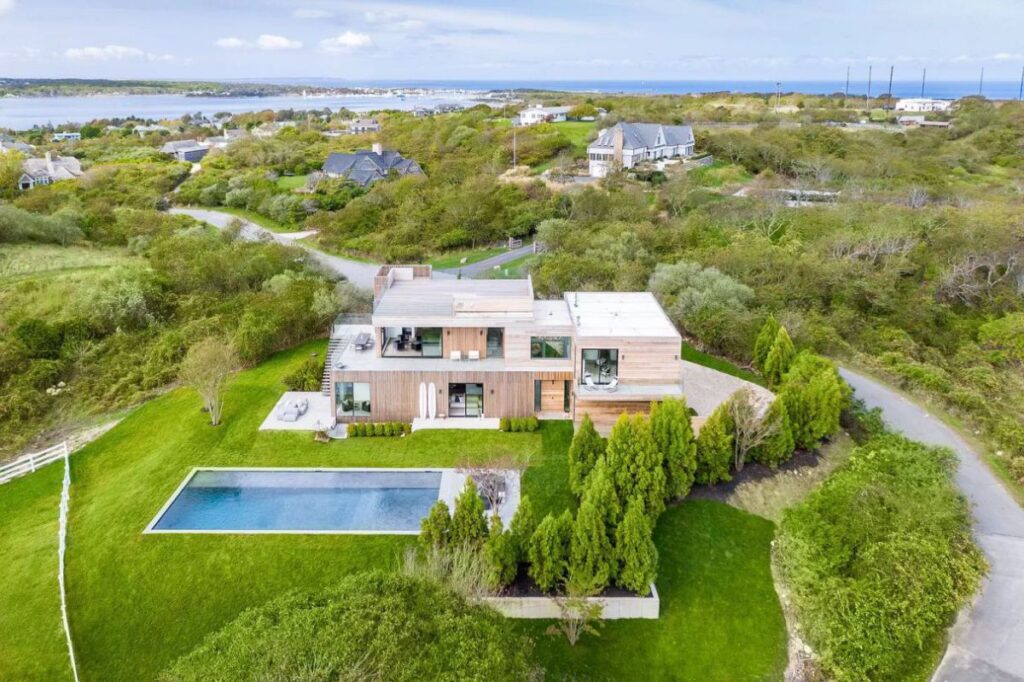 The House in New York is a luxurious new modern designed by renowned West Chin Architects provides every amenity for luxurious living now available for sale. This home located at 31 Startop Dr, Montauk, New York; offering 4 bedrooms and 7 bathrooms with over 5,000 square feet of living spaces.