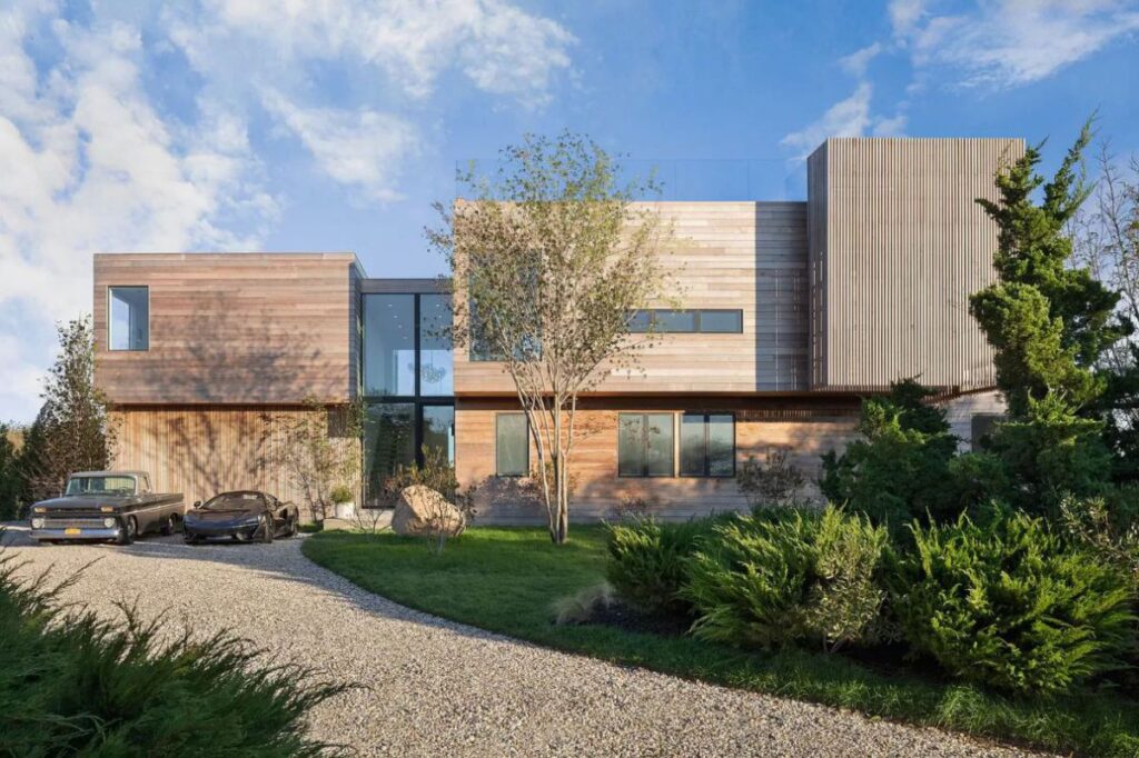 The House in New York is a luxurious new modern designed by renowned West Chin Architects provides every amenity for luxurious living now available for sale. This home located at 31 Startop Dr, Montauk, New York; offering 4 bedrooms and 7 bathrooms with over 5,000 square feet of living spaces.