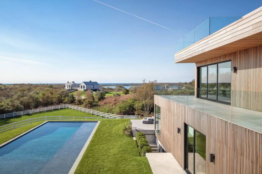 The House in New York is a luxurious new modern designed by renowned West Chin Architects provides every amenity for luxurious living now available for sale. This home located at 31 Startop Dr, Montauk, New York; offering 4 bedrooms and 7 bathrooms with over 5,000 square feet of living spaces.