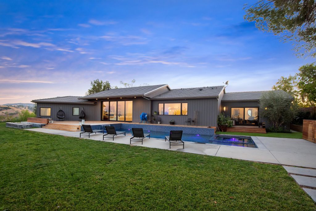 The Hidden Hills House is an absolutely extraordinary single story modern with explosive panoramic unobstructed city light views now available for sale. This home located at 5550 Bonneville Rd, Hidden Hills, California; offering 4 bedrooms and 5 bathrooms with over 4,800 square feet of living spaces.