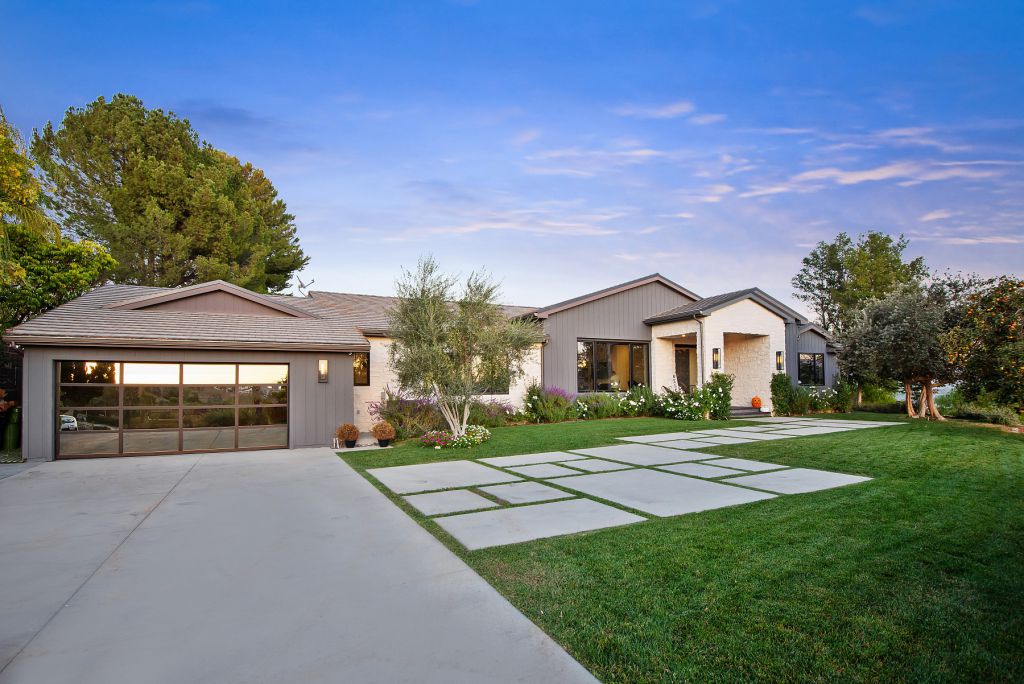 The Hidden Hills House is an absolutely extraordinary single story modern with explosive panoramic unobstructed city light views now available for sale. This home located at 5550 Bonneville Rd, Hidden Hills, California; offering 4 bedrooms and 5 bathrooms with over 4,800 square feet of living spaces.