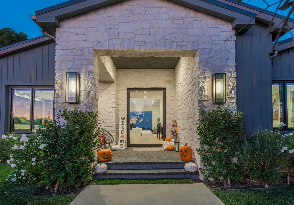 The Hidden Hills House is an absolutely extraordinary single story modern with explosive panoramic unobstructed city light views now available for sale. This home located at 5550 Bonneville Rd, Hidden Hills, California; offering 4 bedrooms and 5 bathrooms with over 4,800 square feet of living spaces.
