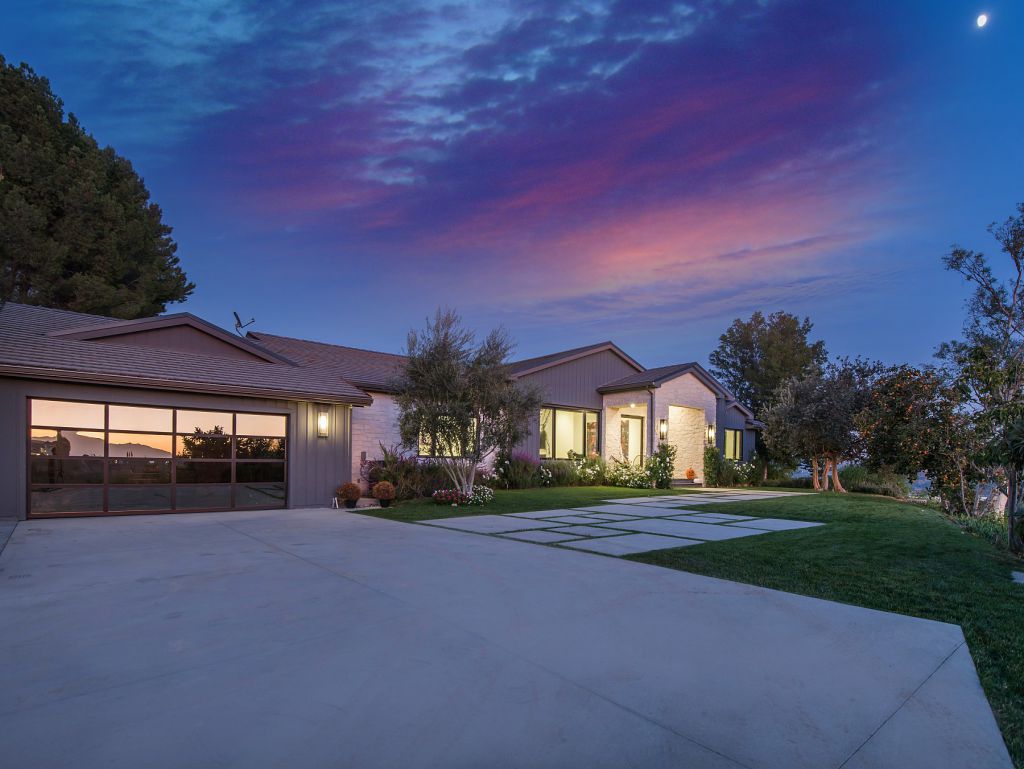 The Hidden Hills House is an absolutely extraordinary single story modern with explosive panoramic unobstructed city light views now available for sale. This home located at 5550 Bonneville Rd, Hidden Hills, California; offering 4 bedrooms and 5 bathrooms with over 4,800 square feet of living spaces.