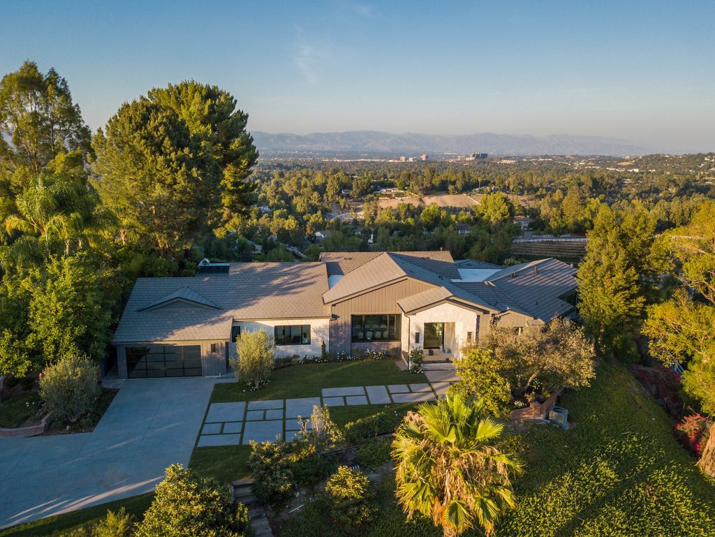 The Hidden Hills House is an absolutely extraordinary single story modern with explosive panoramic unobstructed city light views now available for sale. This home located at 5550 Bonneville Rd, Hidden Hills, California; offering 4 bedrooms and 5 bathrooms with over 4,800 square feet of living spaces.