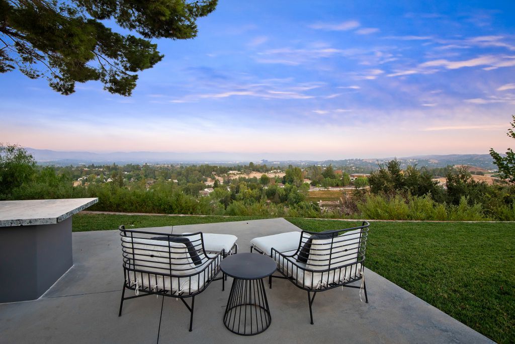 The Hidden Hills House is an absolutely extraordinary single story modern with explosive panoramic unobstructed city light views now available for sale. This home located at 5550 Bonneville Rd, Hidden Hills, California; offering 4 bedrooms and 5 bathrooms with over 4,800 square feet of living spaces.
