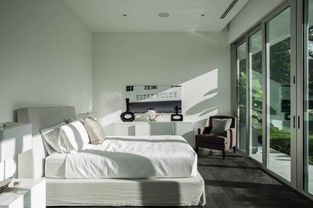 A Fabulous Work of Art With Pool and Spa Combo at Miami Beach, Florida