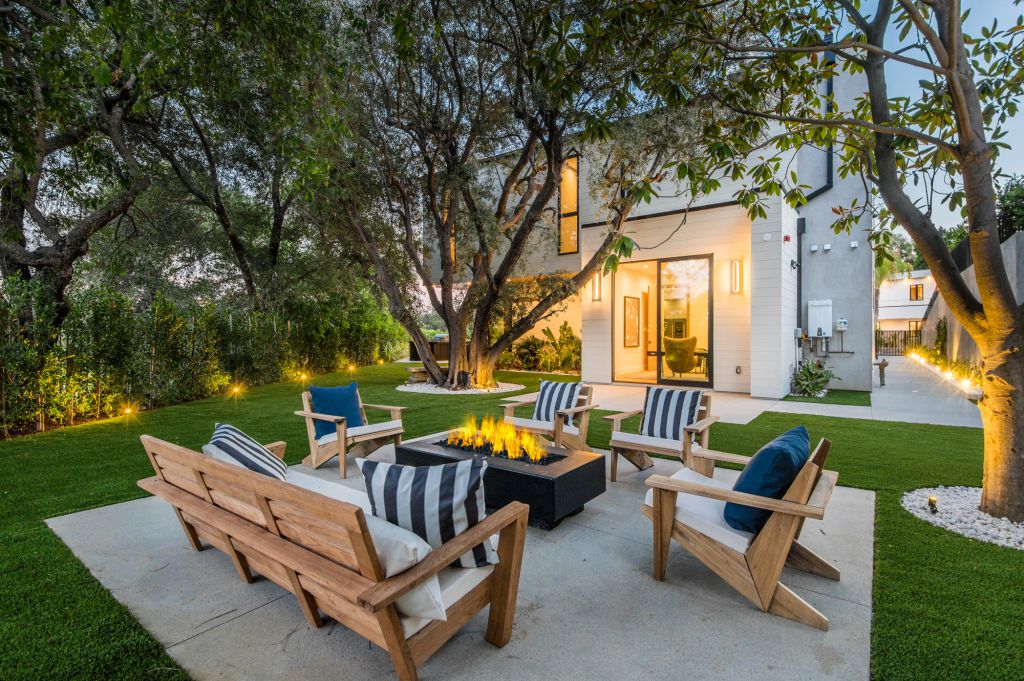 The House in Encino is a newly constructed contemporary masterpiece with unobstructed views in the coveted Royal Oaks now available for sale. This home located at 3950 Royal Oak Pl, Encino, California; offering 8 bedrooms and 14 bathrooms with over 13,000 square feet of living spaces