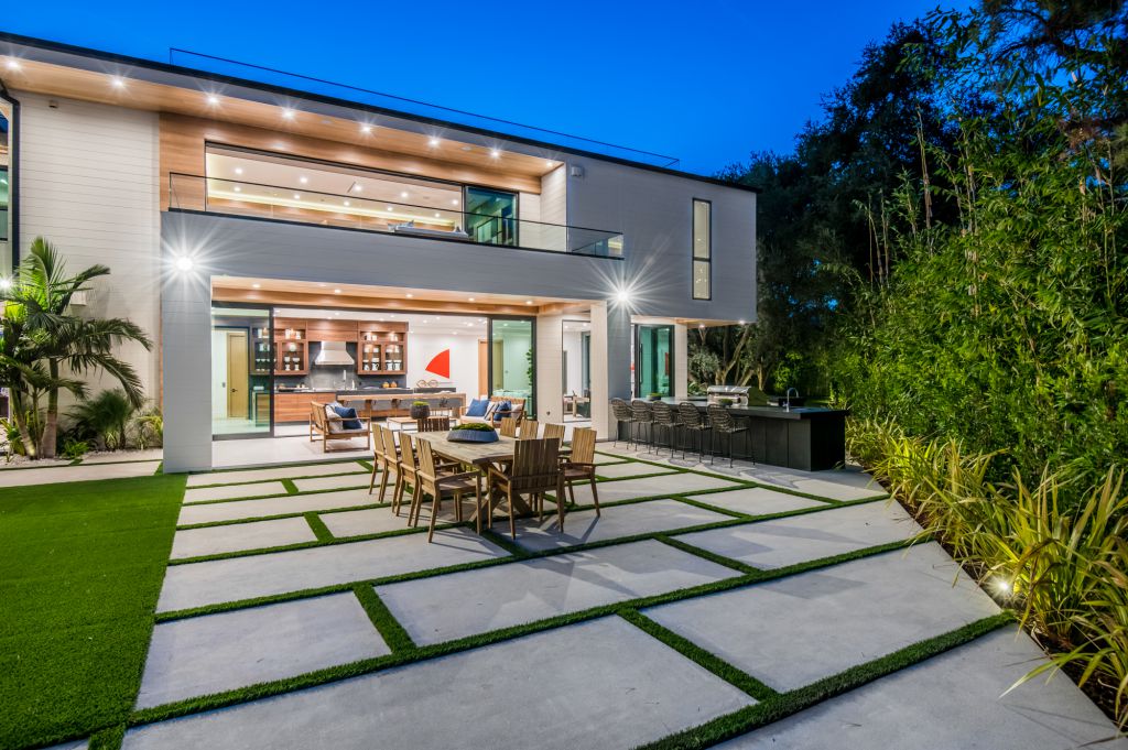 The House in Encino is a newly constructed contemporary masterpiece with unobstructed views in the coveted Royal Oaks now available for sale. This home located at 3950 Royal Oak Pl, Encino, California; offering 8 bedrooms and 14 bathrooms with over 13,000 square feet of living spaces