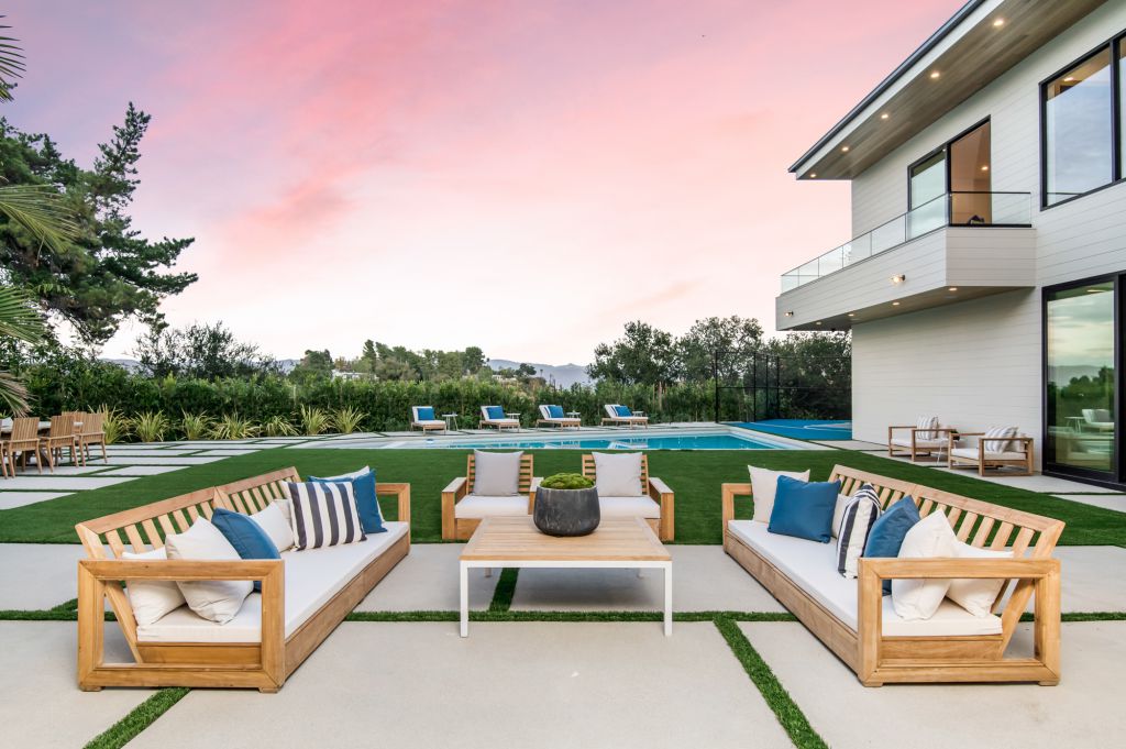 The House in Encino is a newly constructed contemporary masterpiece with unobstructed views in the coveted Royal Oaks now available for sale. This home located at 3950 Royal Oak Pl, Encino, California; offering 8 bedrooms and 14 bathrooms with over 13,000 square feet of living spaces