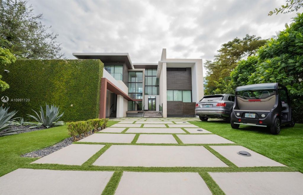 The Coral Gables House is a luxurious estate in gated amenity-rich Islands of Cocoplum now available for sale. This home located at 132 Paloma Dr, Coral Gables, Florida; offering 5 bedrooms and 6 bathrooms with over 6,300 square feet of living spaces.
