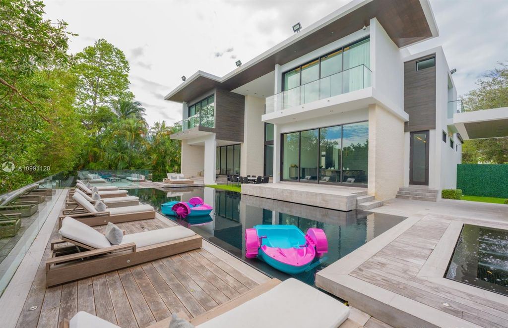 The Coral Gables House is a luxurious estate in gated amenity-rich Islands of Cocoplum now available for sale. This home located at 132 Paloma Dr, Coral Gables, Florida; offering 5 bedrooms and 6 bathrooms with over 6,300 square feet of living spaces.