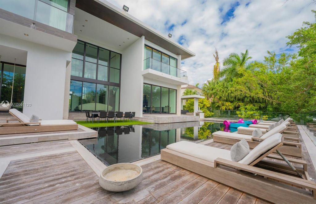 The Coral Gables House is a luxurious estate in gated amenity-rich Islands of Cocoplum now available for sale. This home located at 132 Paloma Dr, Coral Gables, Florida; offering 5 bedrooms and 6 bathrooms with over 6,300 square feet of living spaces.