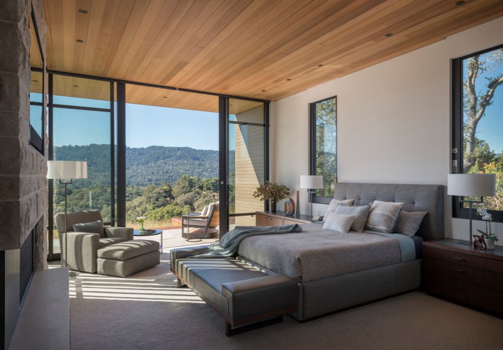 Portola Valley House in California was designed by SB Architects in Modern style to create an intimate space and a single-story home to age in place; this house offers views of the rolling hills overlooking the valley in several directions, creating an idyllic escape.