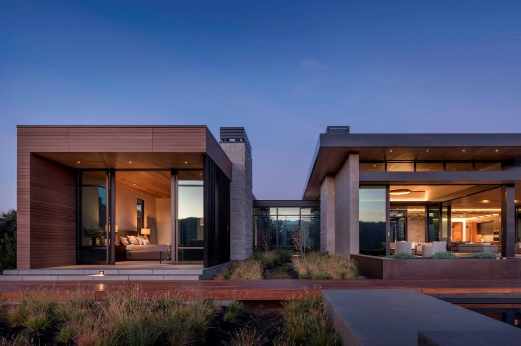 Portola Valley House in California was designed by SB Architects in Modern style to create an intimate space and a single-story home to age in place; this house offers views of the rolling hills overlooking the valley in several directions, creating an idyllic escape.