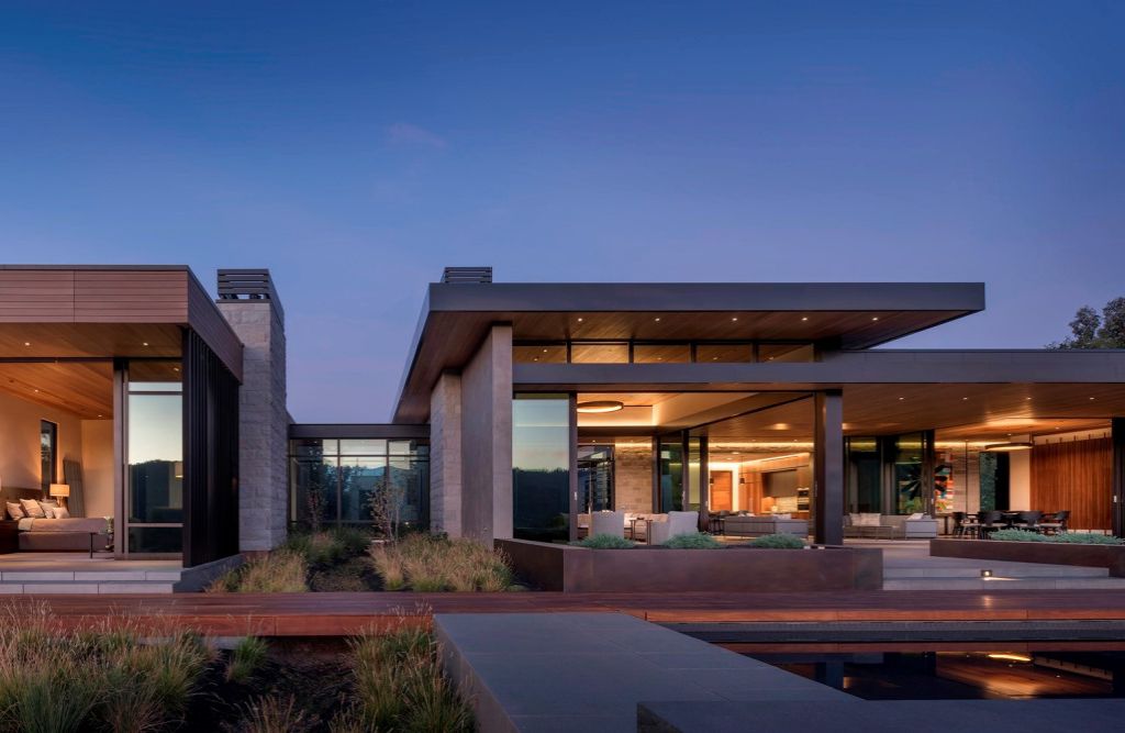 Portola Valley House in California was designed by SB Architects in Modern style to create an intimate space and a single-story home to age in place; this house offers views of the rolling hills overlooking the valley in several directions, creating an idyllic escape.