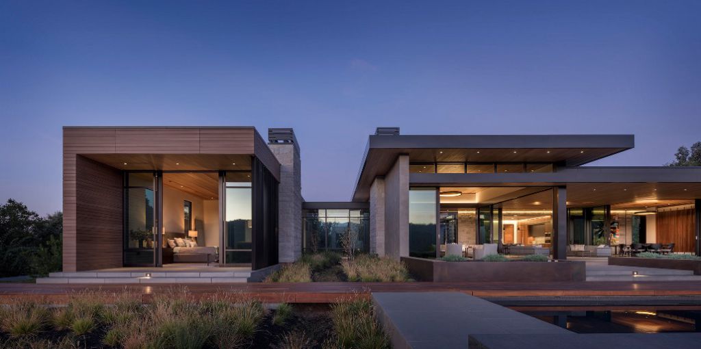 Portola Valley House in California was designed by SB Architects in Modern style to create an intimate space and a single-story home to age in place; this house offers views of the rolling hills overlooking the valley in several directions, creating an idyllic escape.