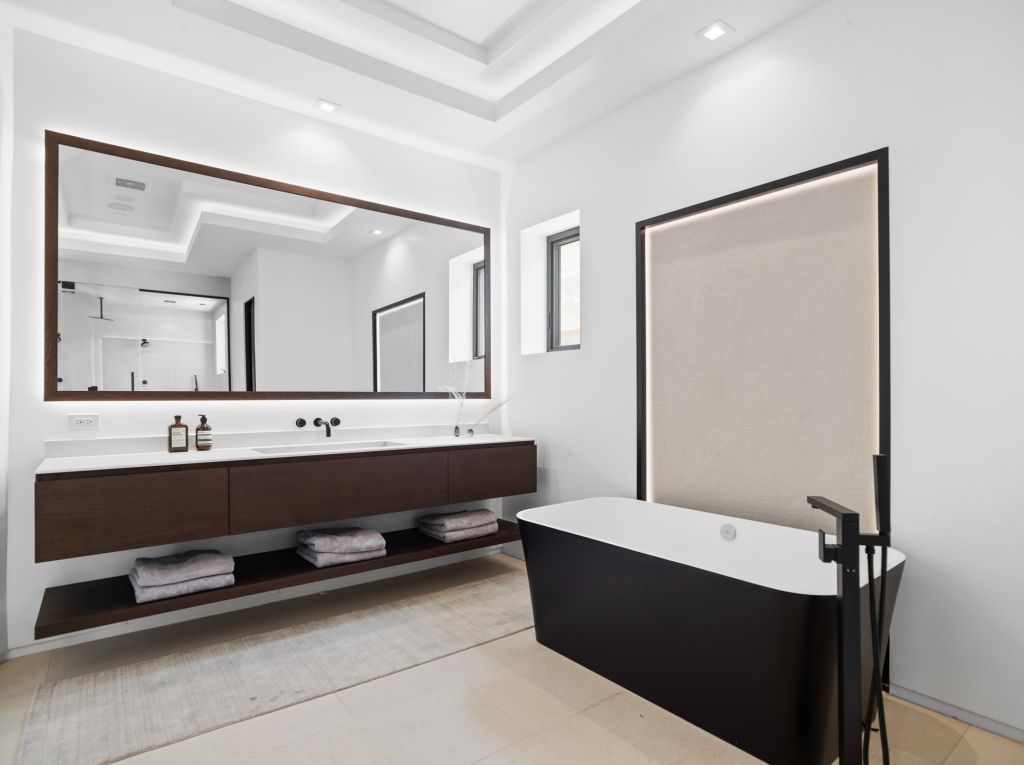 This 19100000 California House is A Remarkable Residence of Luxury 26