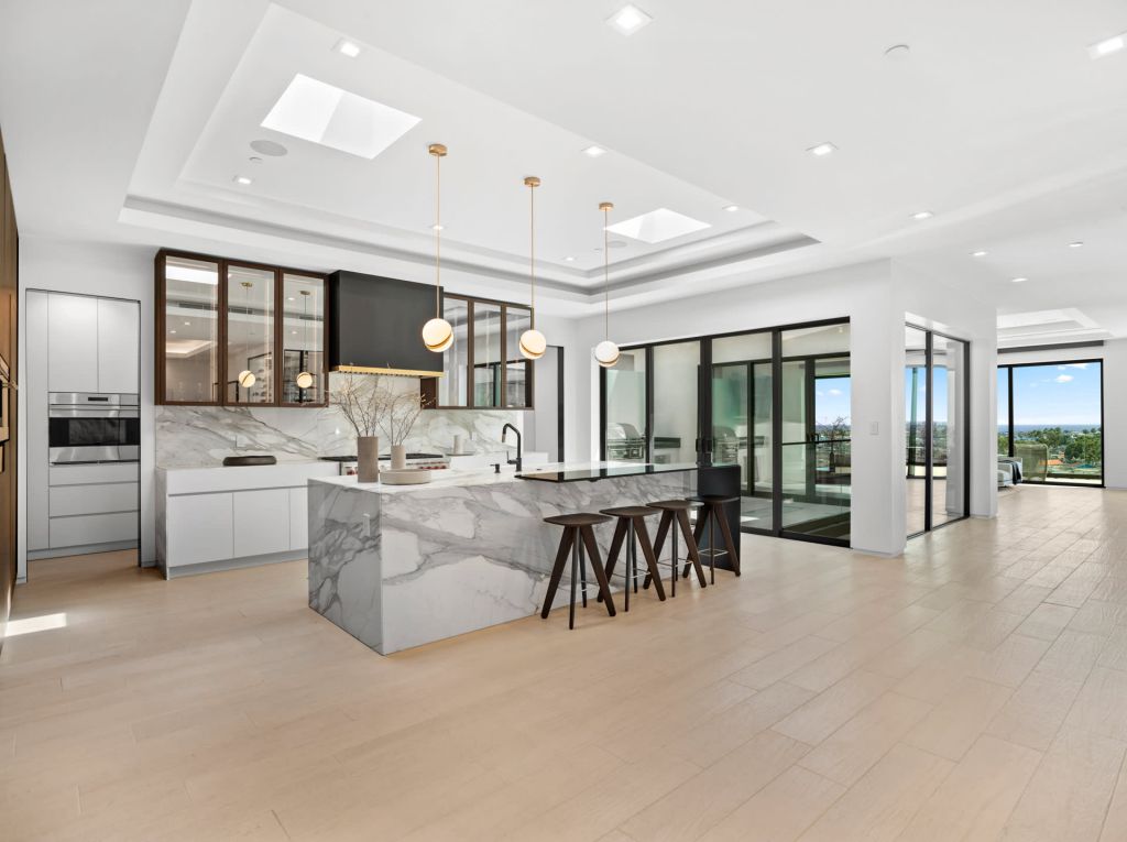 This 19100000 California House is A Remarkable Residence of Luxury 27