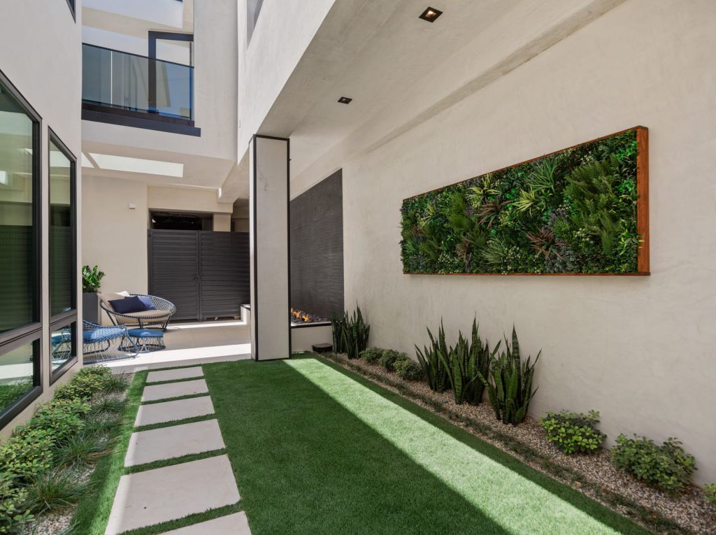 This 19100000 California House is A Remarkable Residence of Luxury 28