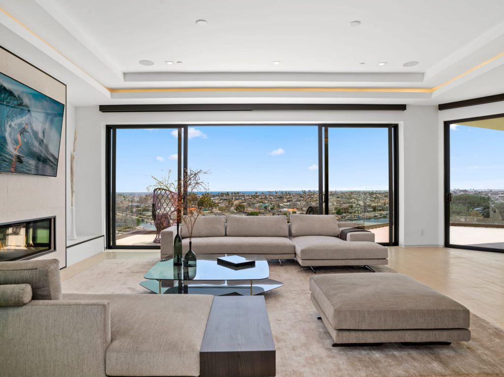 This 19100000 California House is A Remarkable Residence of Luxury 32