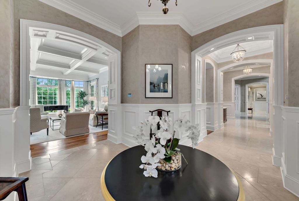 This 8500000 New York Home has An Unique Violin Shaped Pool 15