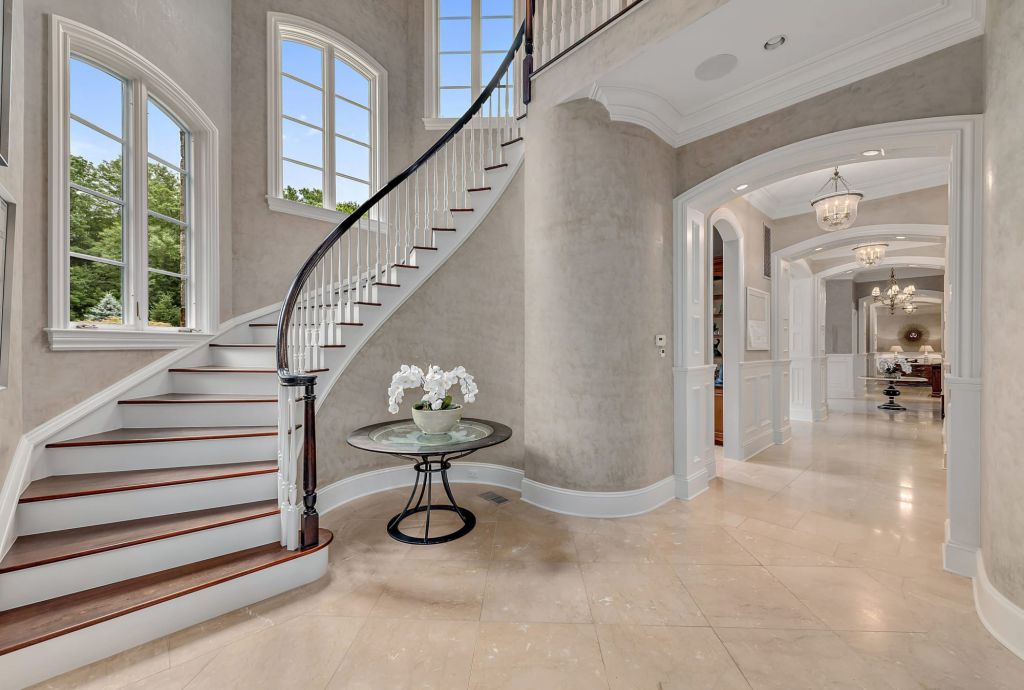 This 8500000 New York Home has An Unique Violin Shaped Pool 17