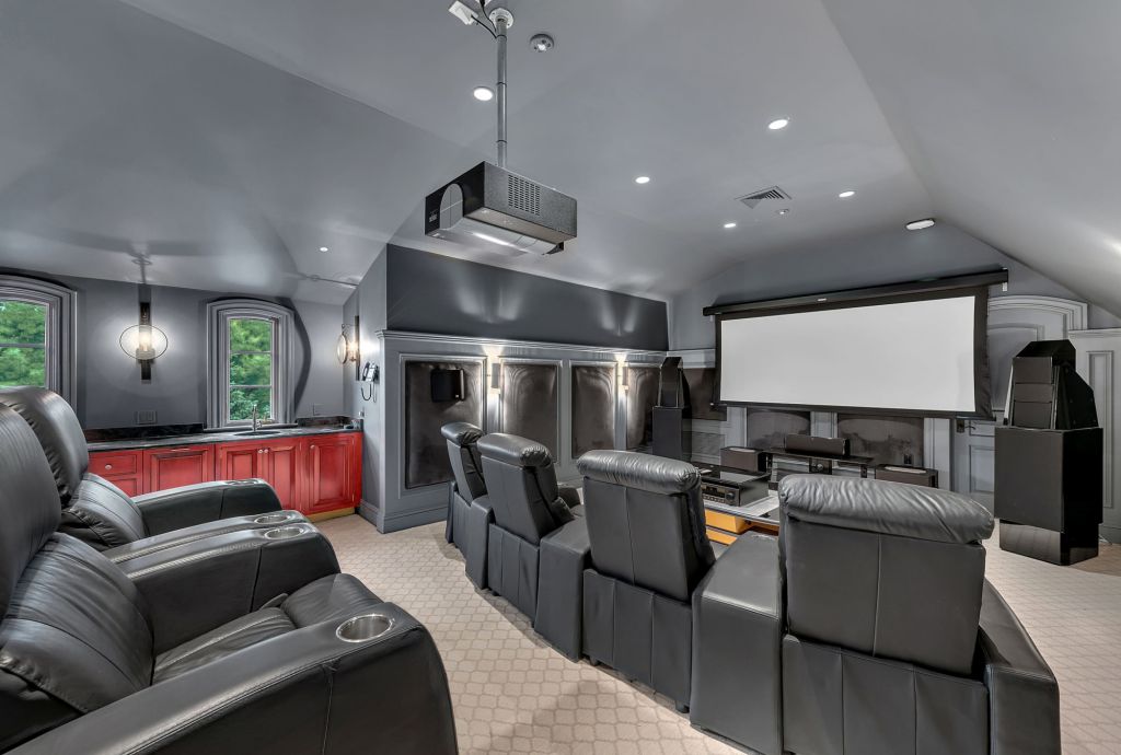 This 8500000 New York Home has An Unique Violin Shaped Pool 20