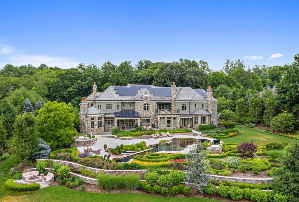 This 8500000 New York Home has An Unique Violin Shaped Pool 26