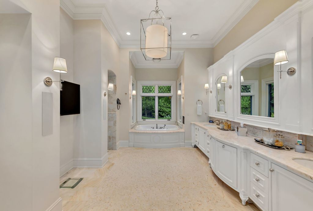 This 8500000 New York Home has An Unique Violin Shaped Pool 32