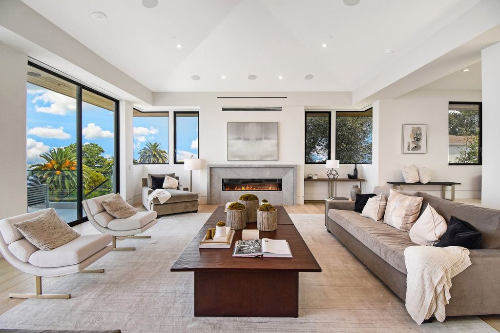 The California Contemporary Home is a newly built residence in Palos Verdes has a beautiful heated infinity pool, spa, and lovely grass area now available for sale. This home located at 941 Via Nogales, Palos Verdes, California; offering 5 bedrooms and 8 bathrooms with over 7,400 square feet of living spaces.