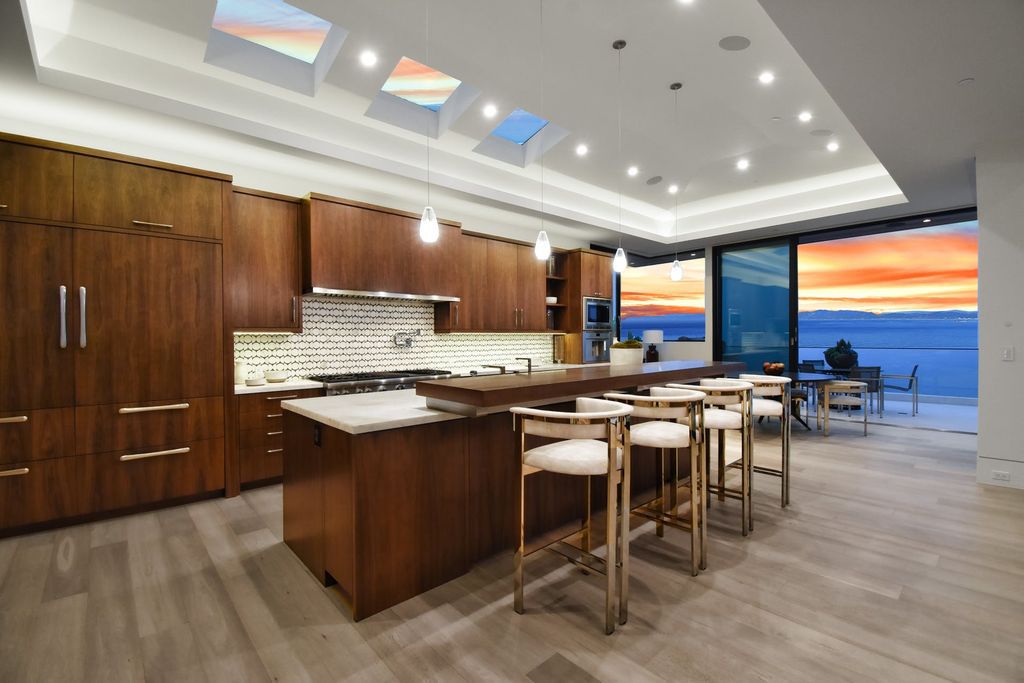 The California Contemporary Home is a newly built residence in Palos Verdes has a beautiful heated infinity pool, spa, and lovely grass area now available for sale. This home located at 941 Via Nogales, Palos Verdes, California; offering 5 bedrooms and 8 bathrooms with over 7,400 square feet of living spaces.