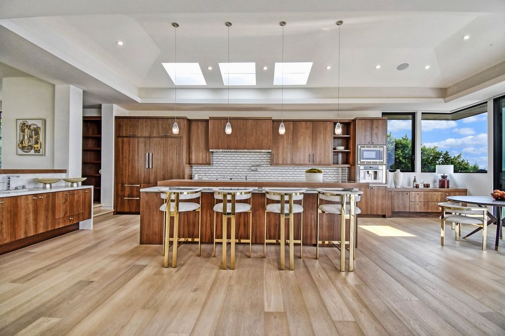 The California Contemporary Home is a newly built residence in Palos Verdes has a beautiful heated infinity pool, spa, and lovely grass area now available for sale. This home located at 941 Via Nogales, Palos Verdes, California; offering 5 bedrooms and 8 bathrooms with over 7,400 square feet of living spaces.
